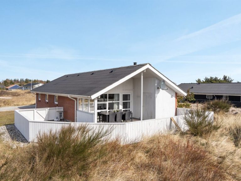 "Esir" - 800m from the sea | Boeken bij Flickmyhouse
