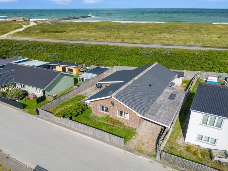 "Heming" - 100m from the sea | Boeken bij Flickmyhouse