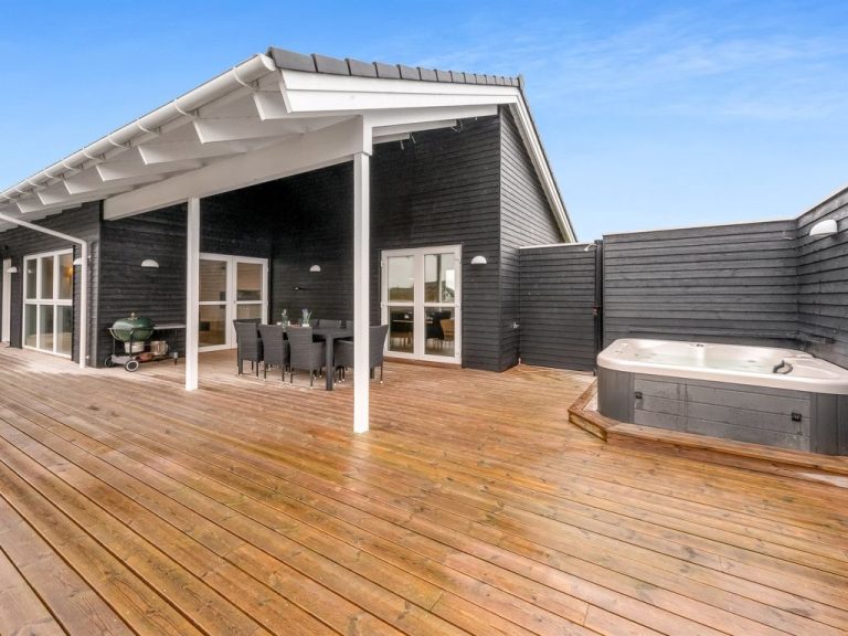 "Markku" - 400m from the sea | Boeken bij Flickmyhouse