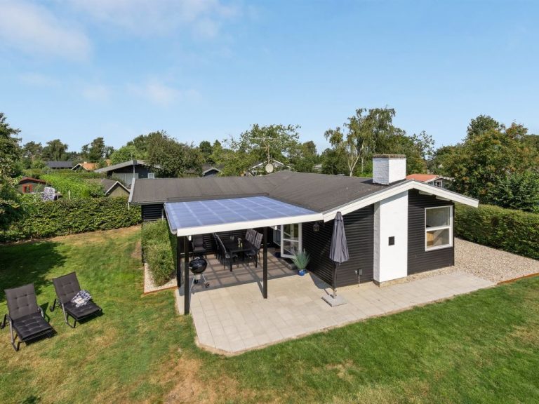 "Westman" - 200m from the sea | Boeken bij Flickmyhouse