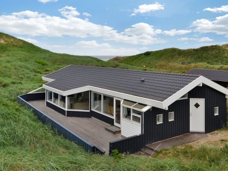 "Hadar" - 100m from the sea | Boeken bij Flickmyhouse