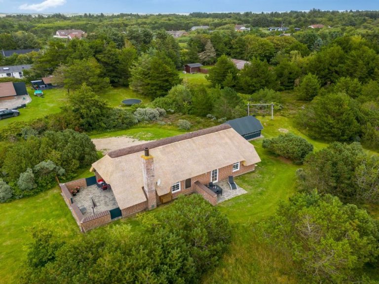 "Pasi" - 1.2km from the sea | Boeken bij Flickmyhouse