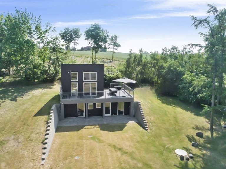 "Harka" - 100m to the inlet | Boeken bij Flickmyhouse