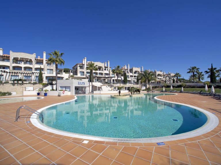 Pine Hills Esmeralda | Boeken bij Flickmyhouse