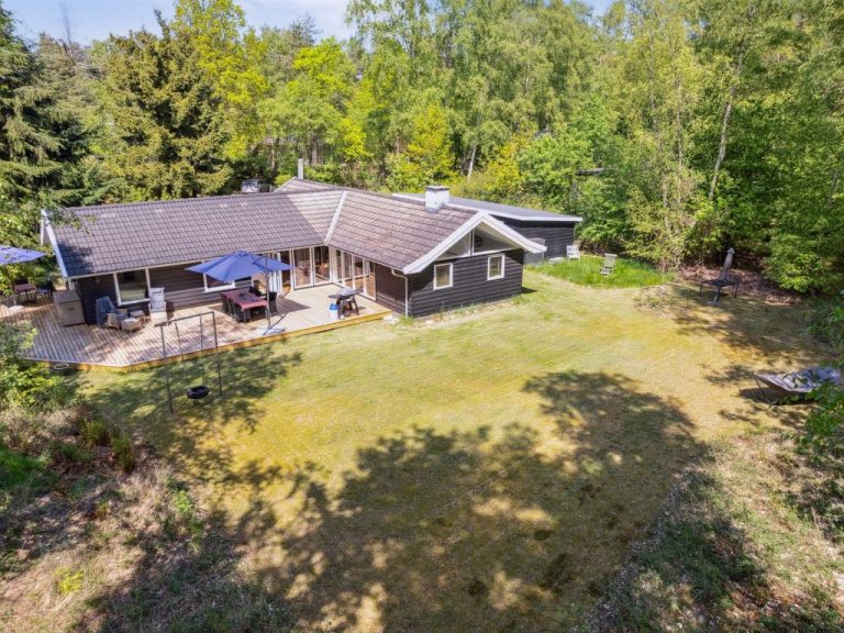 "Amina" - 1.1km from the sea | Boeken bij Flickmyhouse