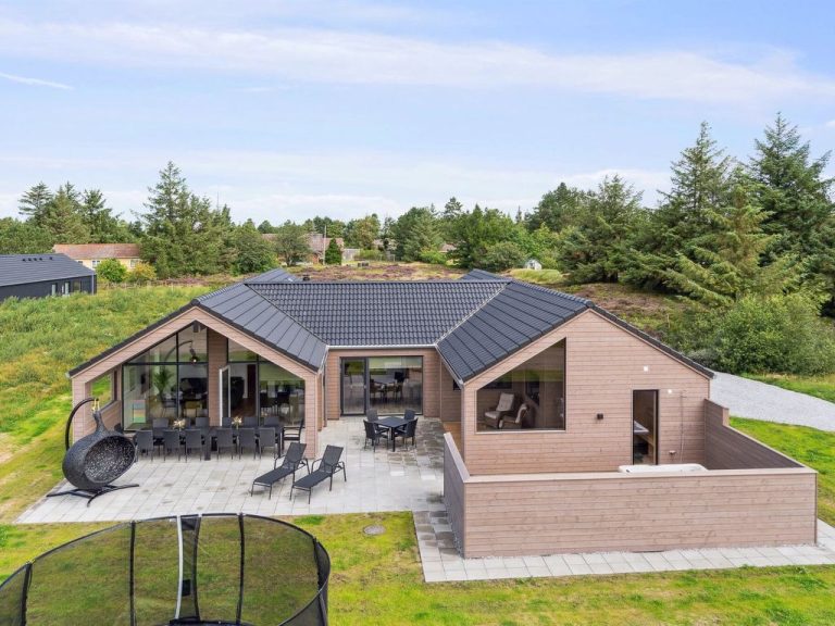 "Elvin" - 3.5km from the sea | Boeken bij Flickmyhouse