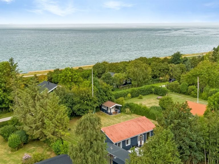 "Rikhard" - 75m from the sea | Boeken bij Flickmyhouse