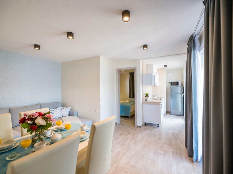 Sea side mobile home | Boeken bij Flickmyhouse