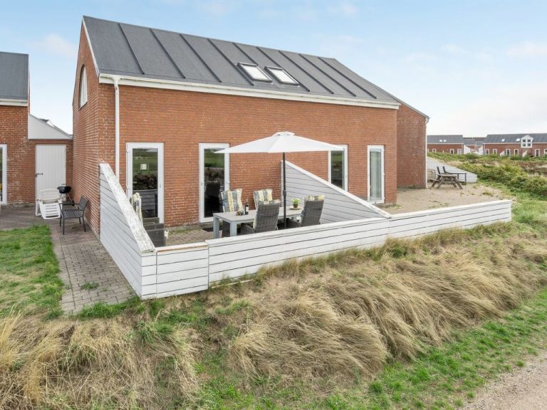 "Hugo" - 2.5km from the sea | Boeken bij Flickmyhouse