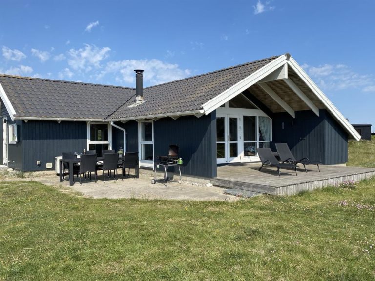 "Filip" - 100m from the sea | Boeken bij Flickmyhouse