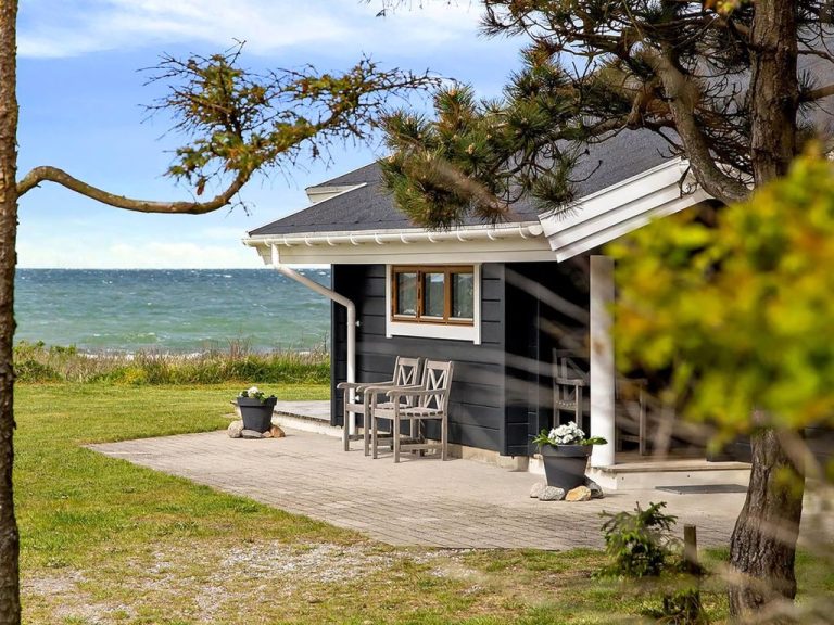 "Stacie" - 10m from the sea | Boeken bij Flickmyhouse