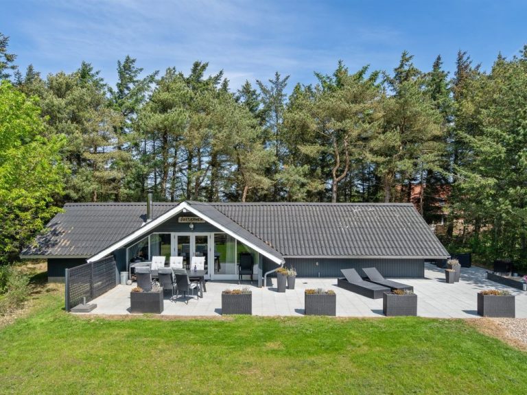 "Hjalmara" - 900m from the sea | Boeken bij Flickmyhouse