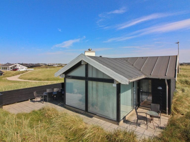 "Antonie" - 95m from the sea | Boeken bij Flickmyhouse