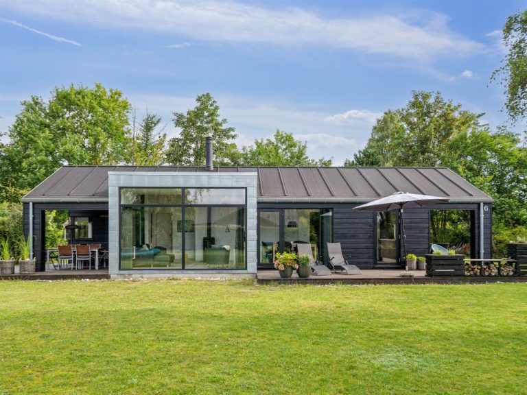 "Yukon" - 150m from the sea | Boeken bij Flickmyhouse