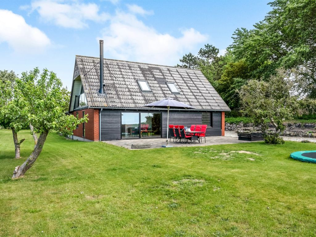 "Emin" - 100m from the sea | Boeken bij Flickmyhouse