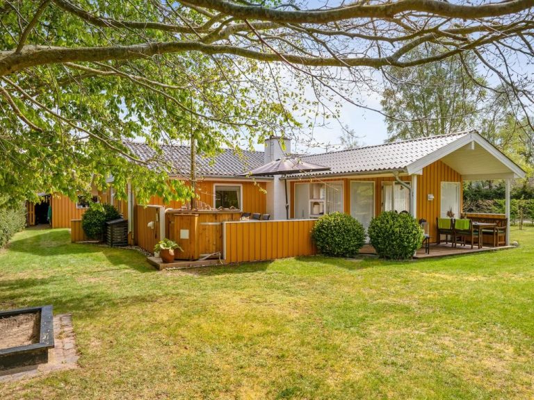 "Nico" - 1.1km from the sea | Boeken bij Flickmyhouse