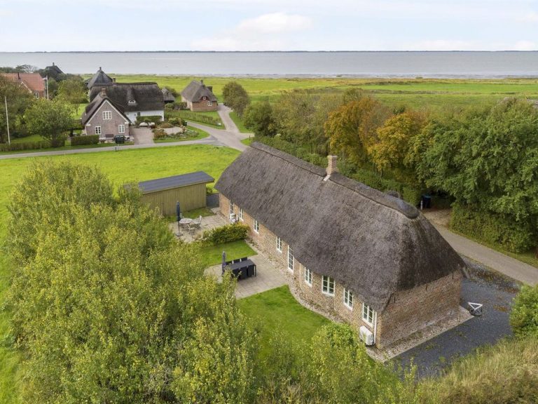 "Syra" - 20km from the sea | Boeken bij Flickmyhouse