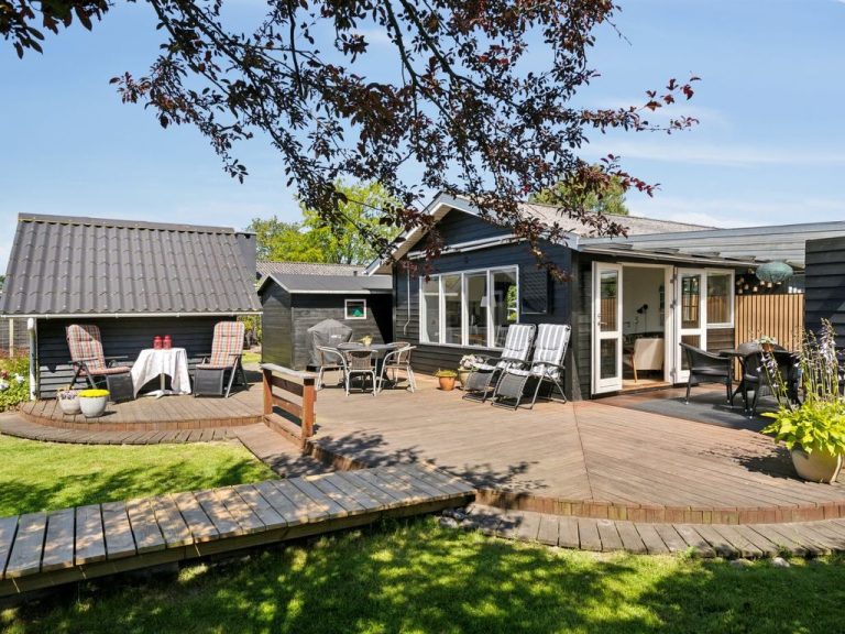 "Ainikki" - 200m from the sea | Boeken bij Flickmyhouse