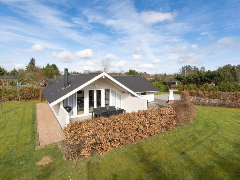 "Edvardsine" - 12km from the sea | Boeken bij Flickmyhouse