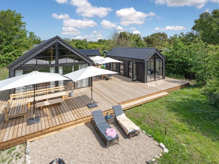 "Henrik" - 100m from the sea | Boeken bij Flickmyhouse