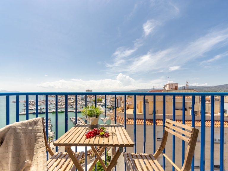 Apto Lluis | Boeken bij Flickmyhouse