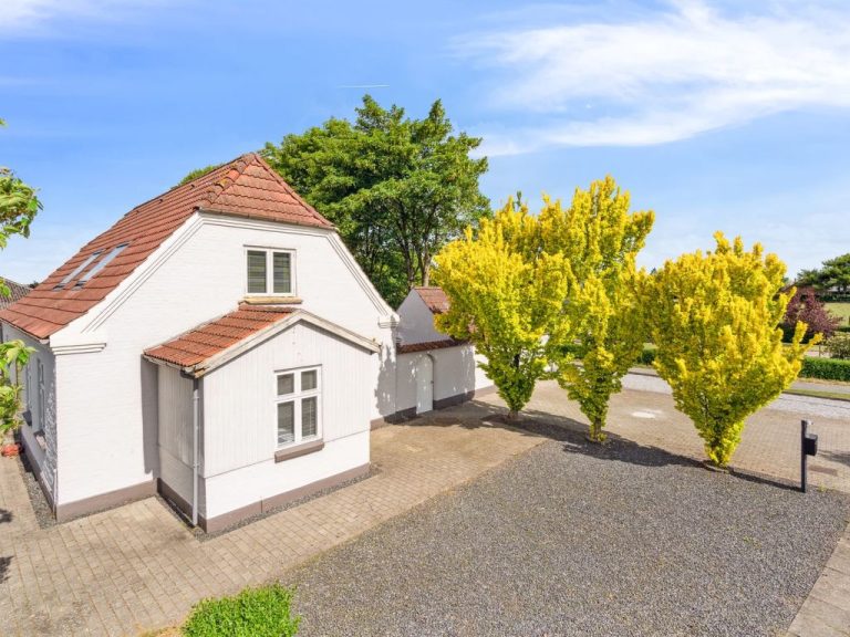 "Essie" - 20km from the sea | Boeken bij Flickmyhouse