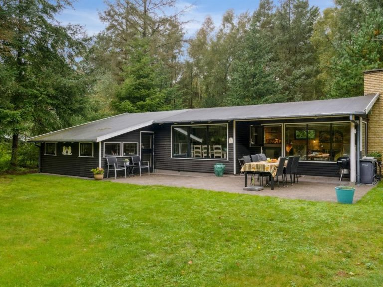 "Aiko" - 375m from the sea | Boeken bij Flickmyhouse