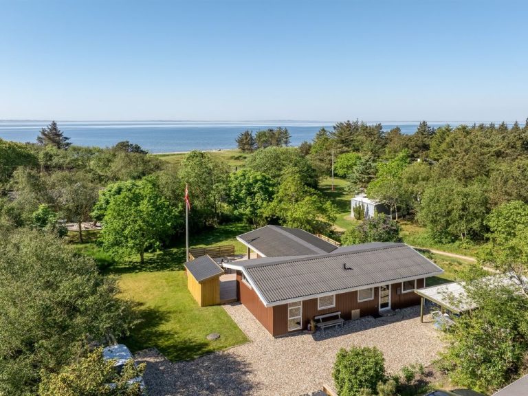 "Aike" - 100m to the inlet | Boeken bij Flickmyhouse