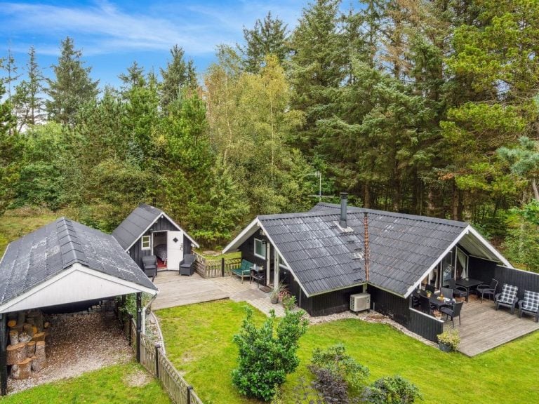 "Tjure" - 900m from the sea | Boeken bij Flickmyhouse