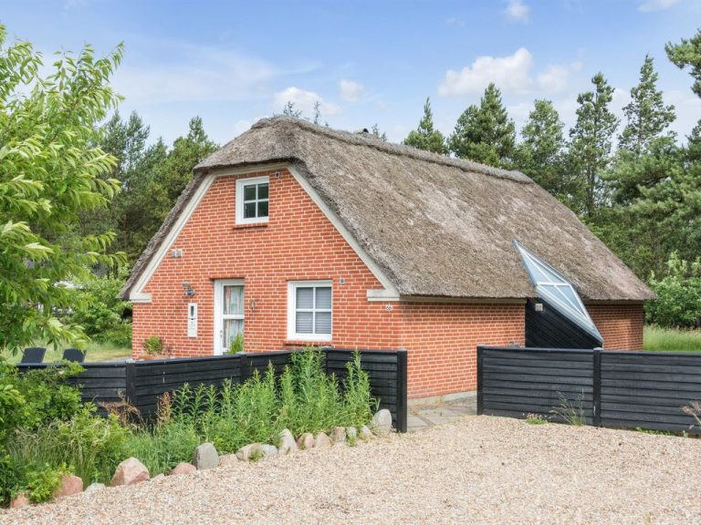 "Hunno" - 3km from the sea | Boeken bij Flickmyhouse