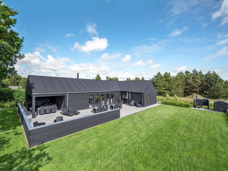 "Henrikke" - 500m to the inlet | Boeken bij Flickmyhouse