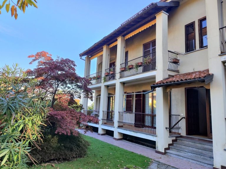 Charming Lake | Boeken bij Flickmyhouse