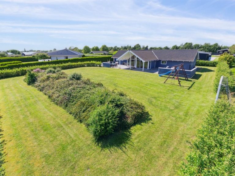 "Edzard" - 800m from the sea | Boeken bij Flickmyhouse
