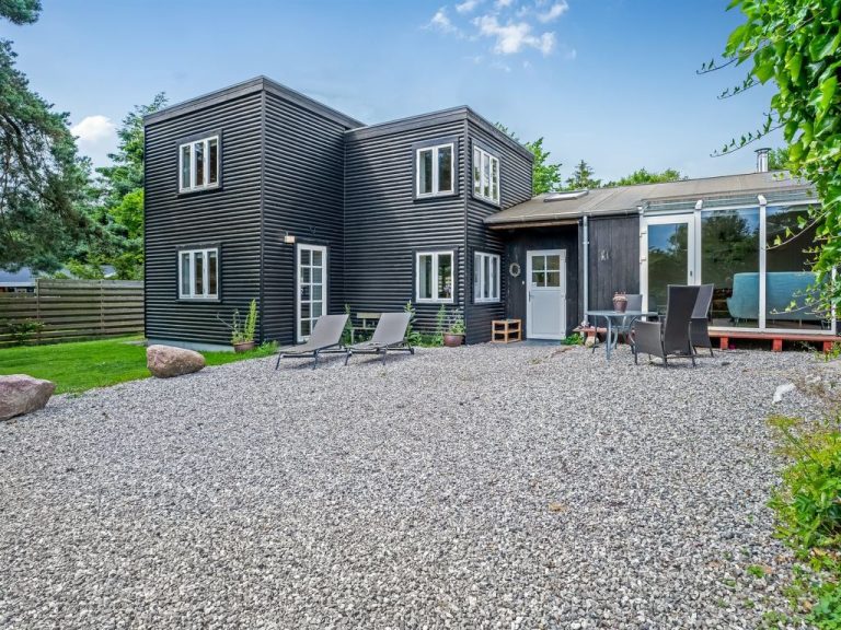 "Henkil" - 175m from the sea | Boeken bij Flickmyhouse