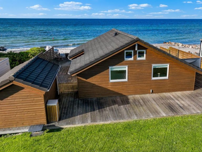 "Saran" - 5m from the sea | Boeken bij Flickmyhouse