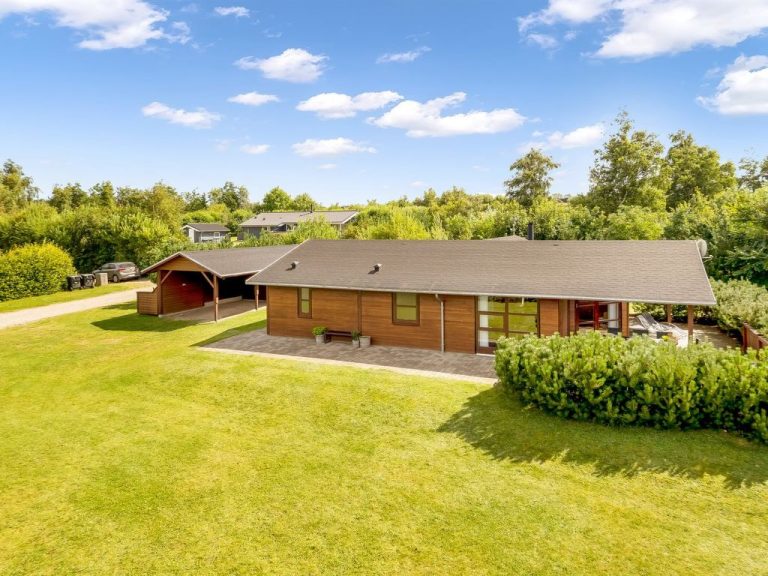 "Yngve" - 3.5km from the sea | Boeken bij Flickmyhouse