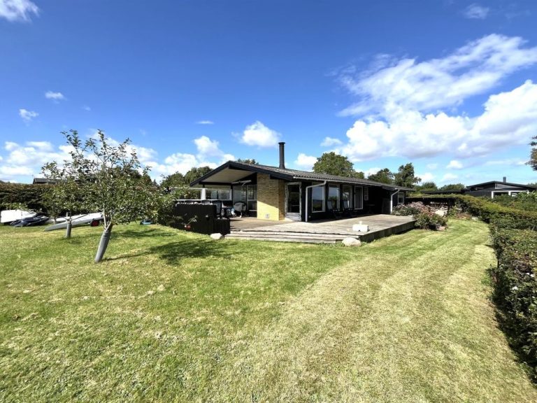 "Titta" - 10m to the inlet | Boeken bij Flickmyhouse