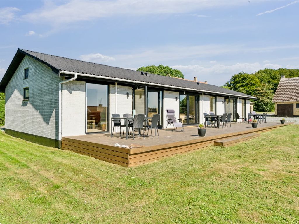 "Yari" - 50m from the sea | Boeken bij Flickmyhouse