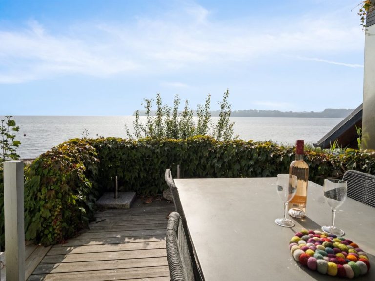 "Drifa" - 20m from the sea | Boeken bij Flickmyhouse