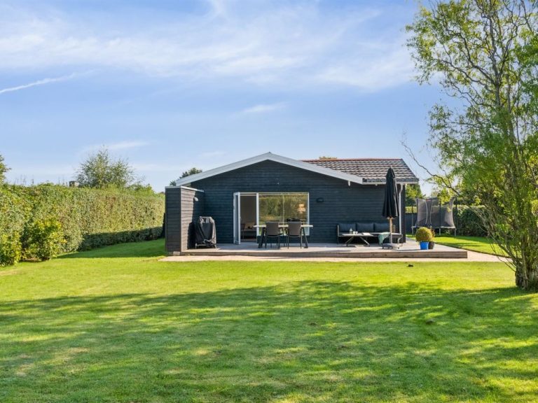 "Frede" - 1km from the sea | Boeken bij Flickmyhouse