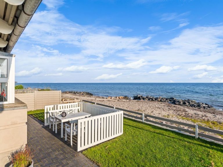 "Diderik" - 5m from the sea | Boeken bij Flickmyhouse