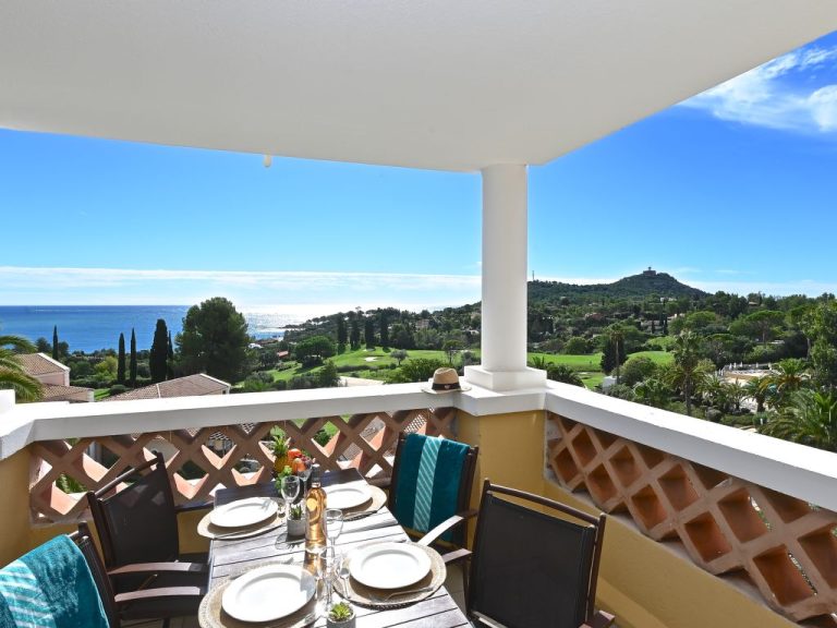 Village Cap Estérel - Le Village | Boeken bij Flickmyhouse