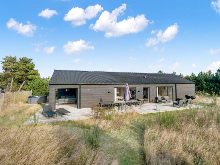 "Jale" - 900m from the sea | Boeken bij Flickmyhouse