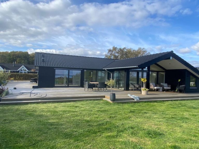 "Viveke" - 10m from the sea | Boeken bij Flickmyhouse