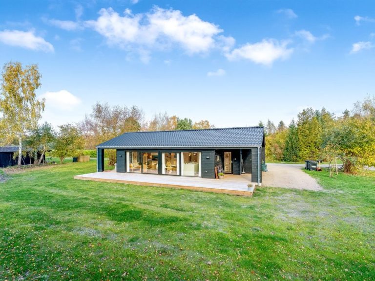 "Aruna" - 550m from the sea | Boeken bij Flickmyhouse