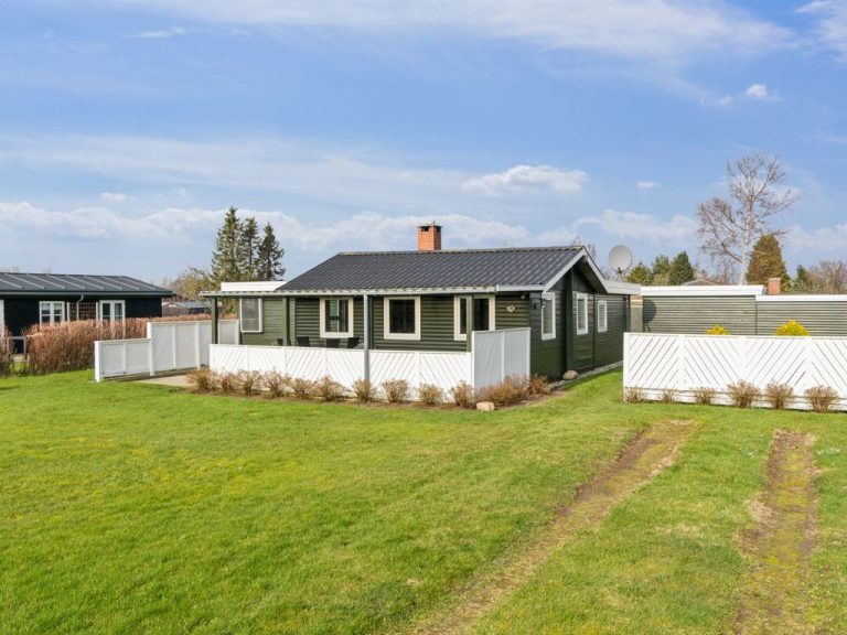 "Bjarni" - 175m from the sea | Boeken bij Flickmyhouse