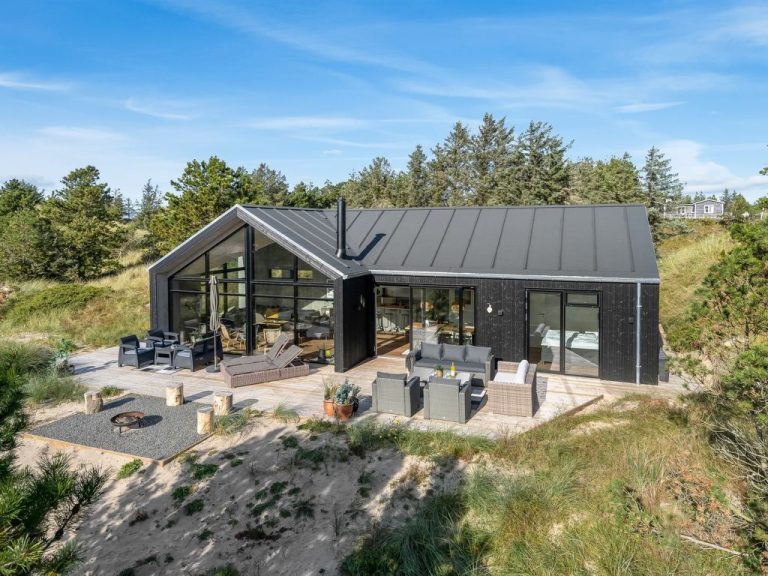 "Helga" - 900m from the sea | Boeken bij Flickmyhouse