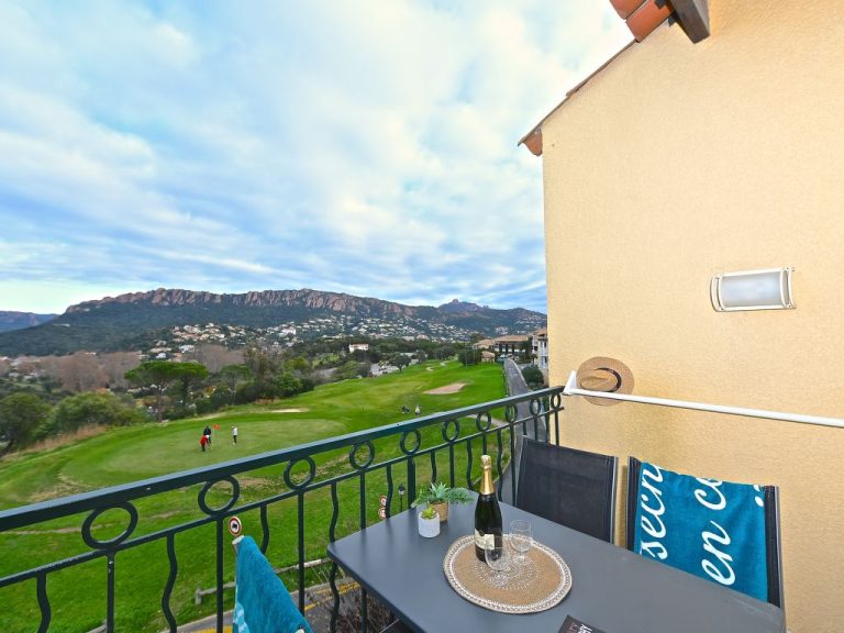 Village Cap Estérel - Le Village | Boeken bij Flickmyhouse