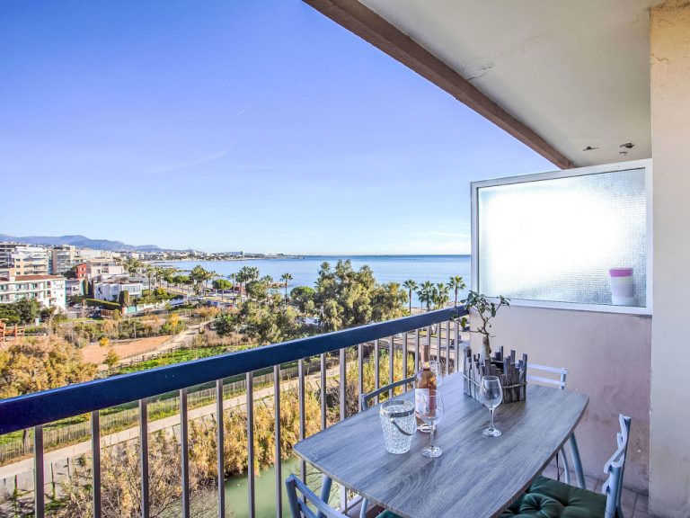 Le Cagnes Beach | Boeken bij Flickmyhouse