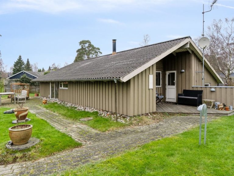 "Arent" - 1.1km from the sea | Boeken bij Flickmyhouse